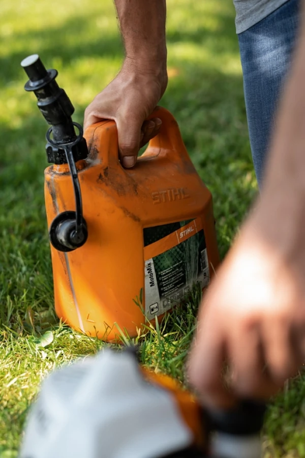 Un bidon de carburant STIHL avec un bec verseur