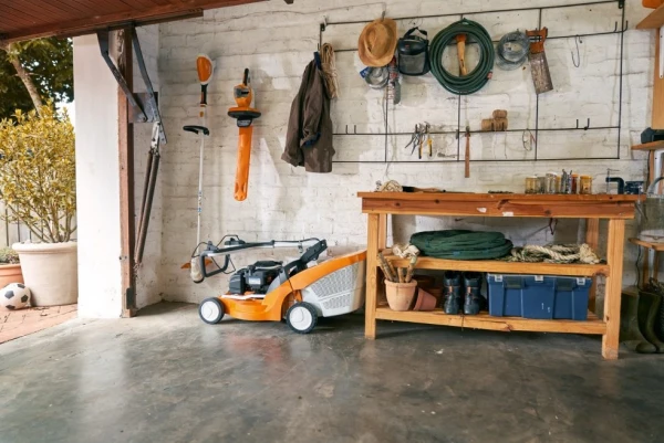 Le rangement d'une tondeuse dans un garage